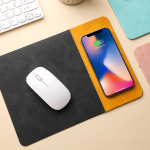 Килимок для миші з бездротовою зарядкою для смартфона · Ігрова поверхня для мишки з технологією QI