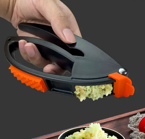 Прес для часнику Multifunctional Garlic Presser Часничниця + ніж для чищення овочів + паличка для очищення преса - Зображення 3