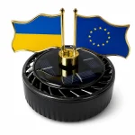 Автомобільний ароматизатор-дифузор “Прапори” на сонячній батареї • Освіжувач повітря в машину з декоративними прапорами України та ЄС для панелі авто
